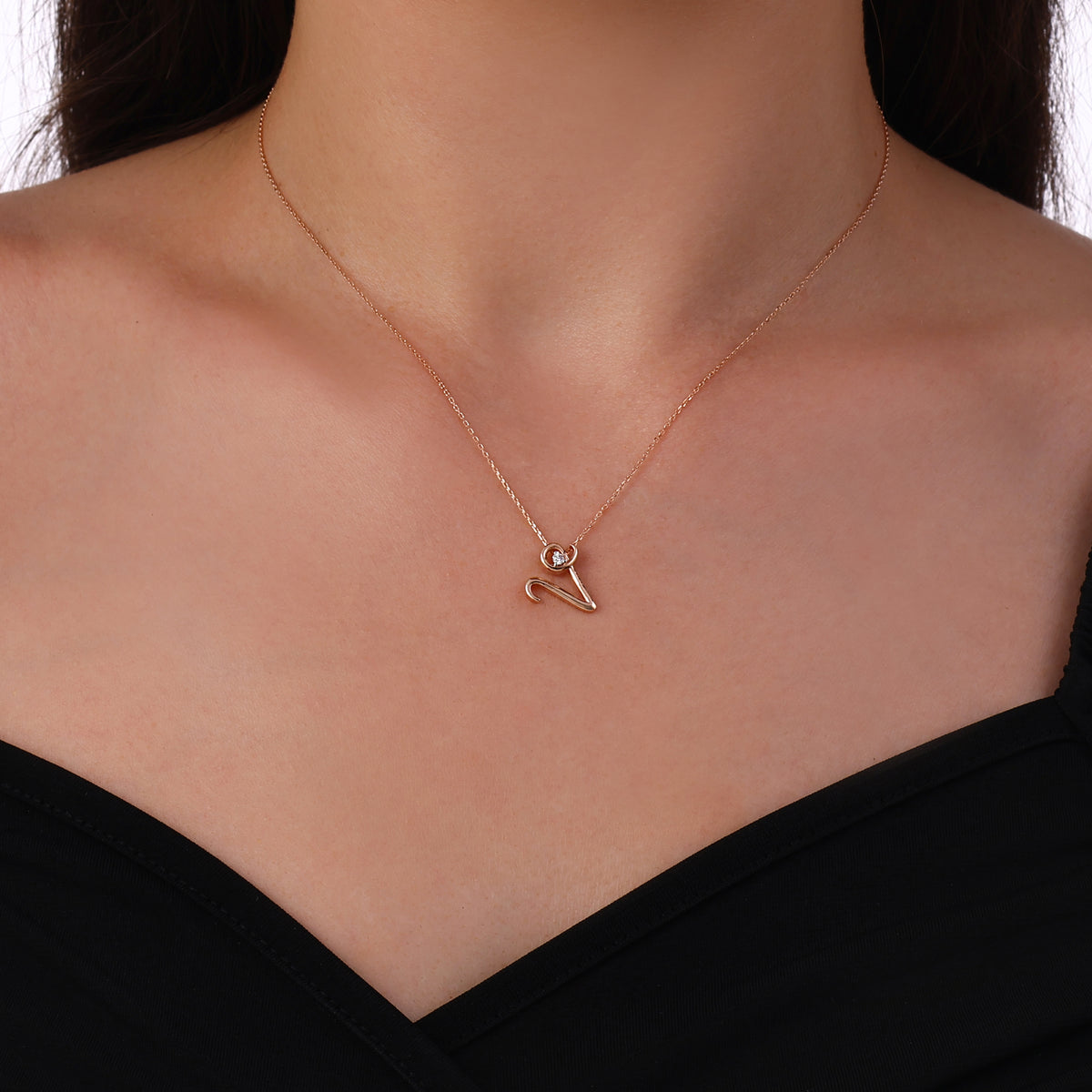 0.03 Karat Diamante V Harf Collana
