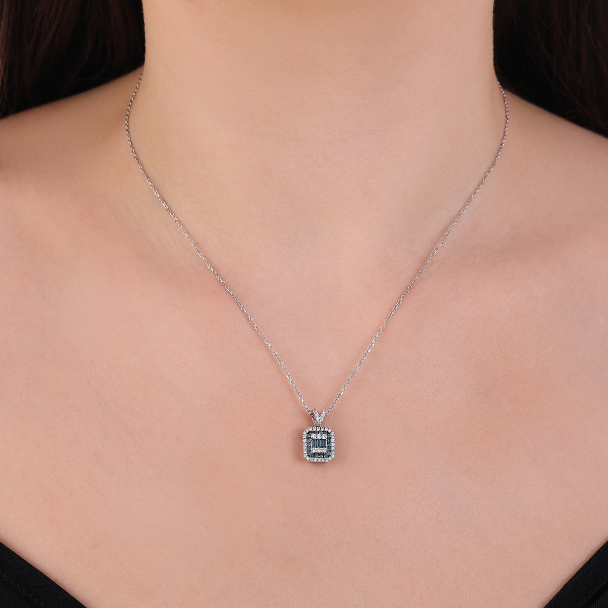 0.55 карата Deep Blue Baget колье