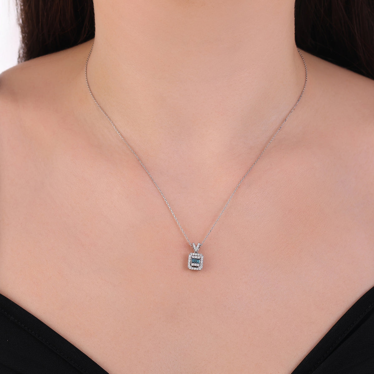 0.29 Karat Deep Blue Baget Collana