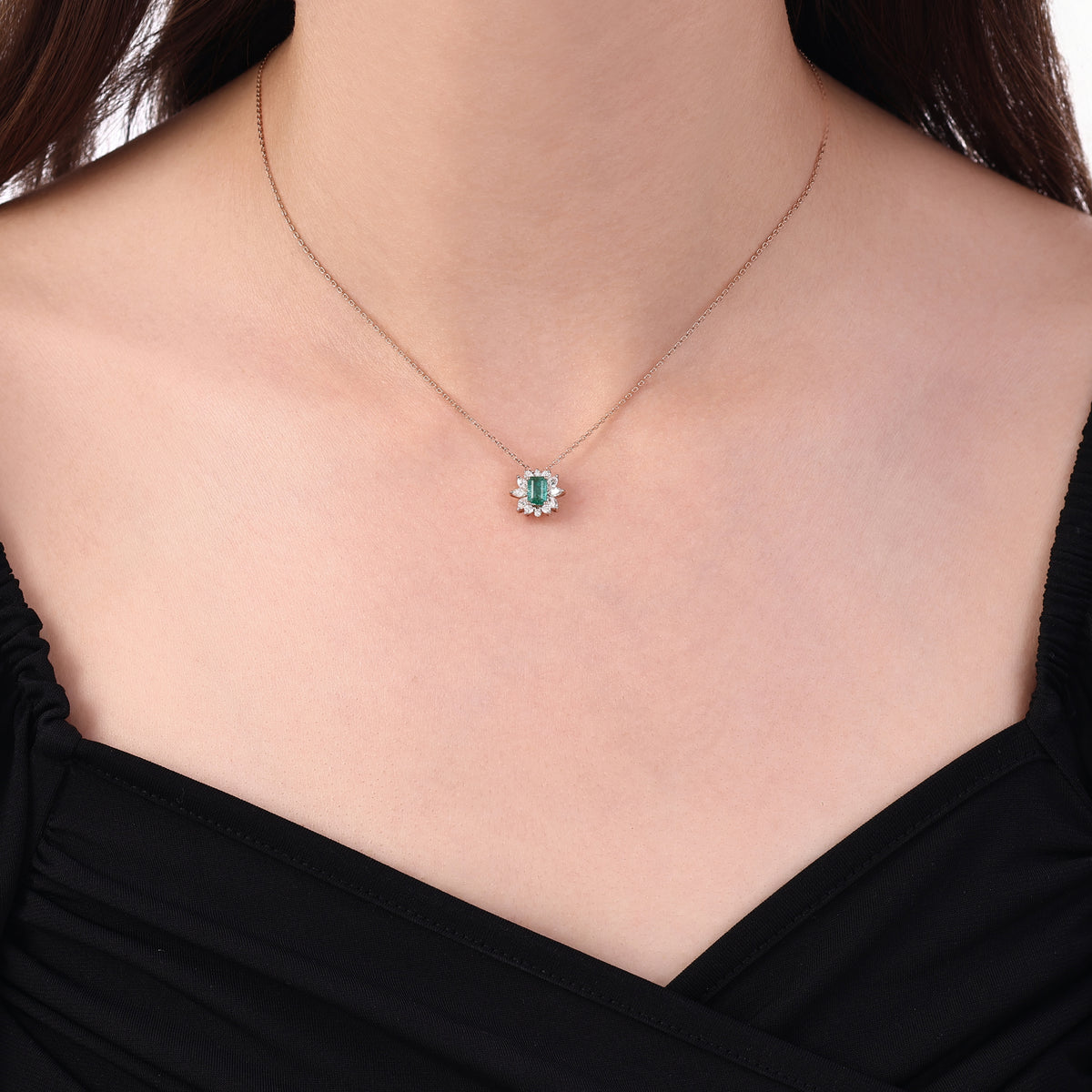 0.93 Karat Flora Zümrüt Markiz Diamante Collana