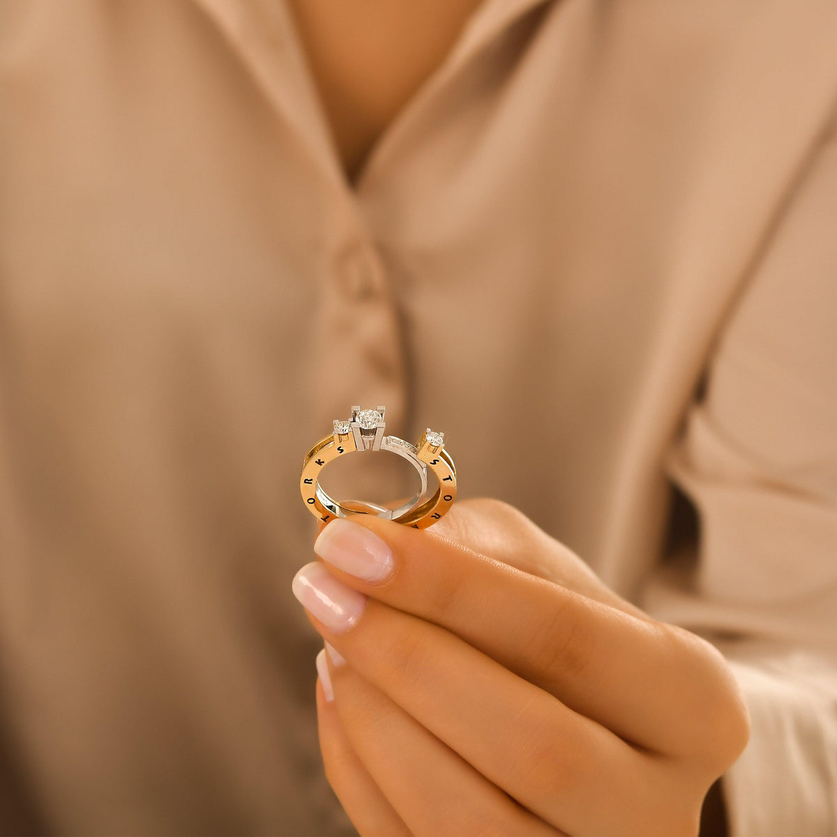 0.72 Karat Tria Diamante Storks Anello